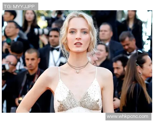 足球明星的魅力与性感女友的完美搭配揭示了爱情与事业的双重精彩